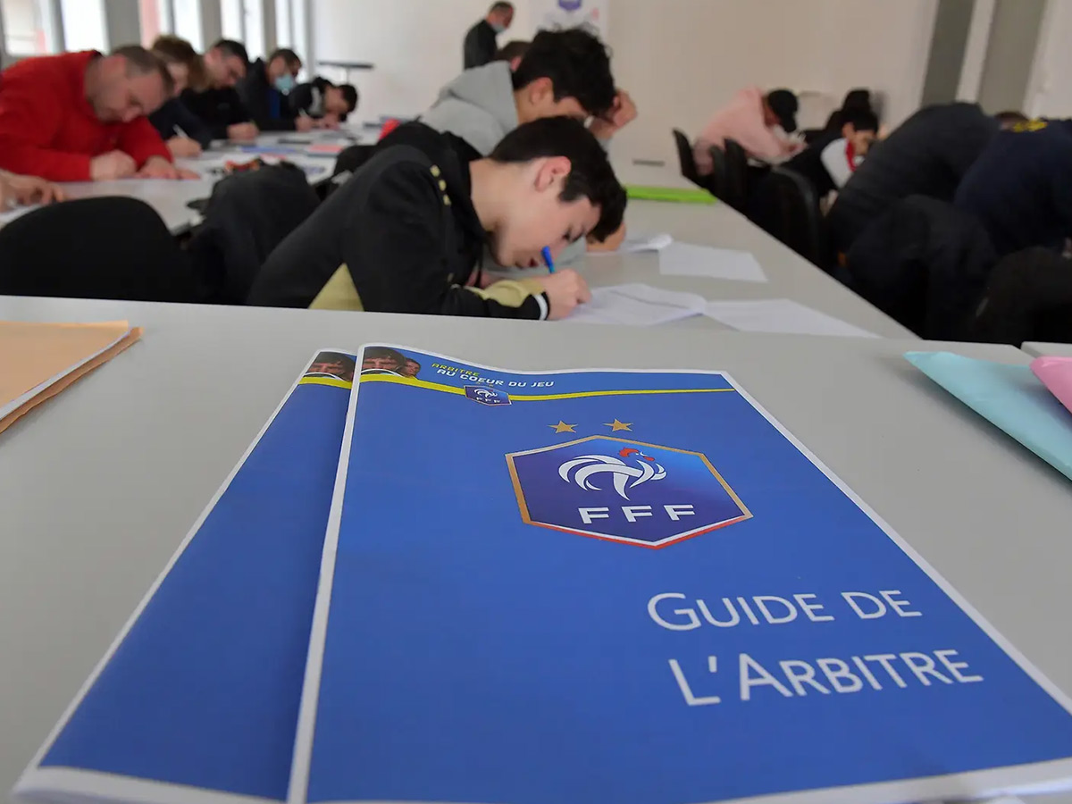Tous Arbitres L Actualite De L Arbitrage Foot Rugby Hand Basket Avec La Poste Tous Arbitres L Actualite De L Arbitrage Foot Rugby Hand Basket Avec La Poste