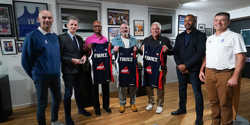 remise maillot Francais aux arbitres NBA lors du colloque NBA FFBB