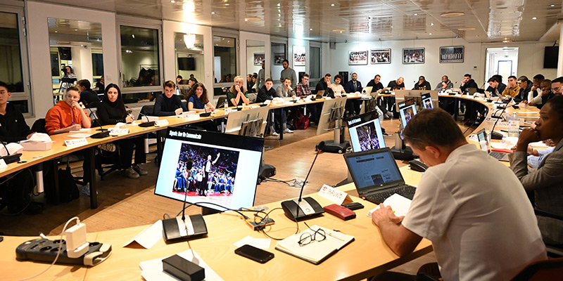 Arbitres autour d'une table pendant le colloque NBA FFBB