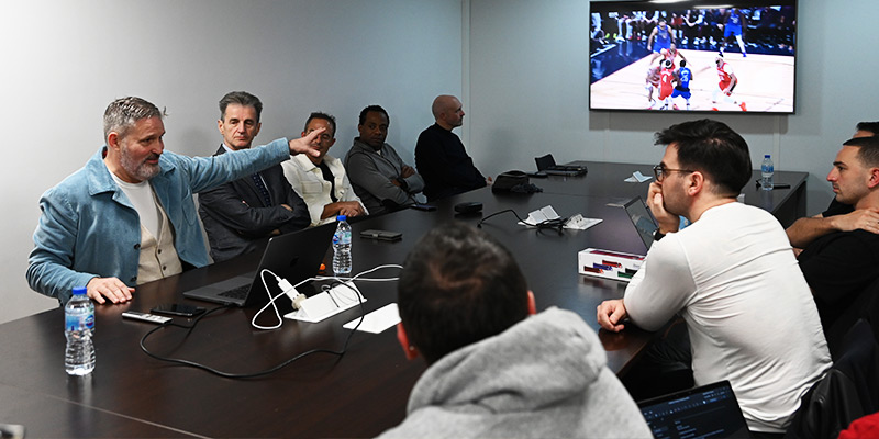 Petit groupe d'arbitres lors du colloque NBA FFBB