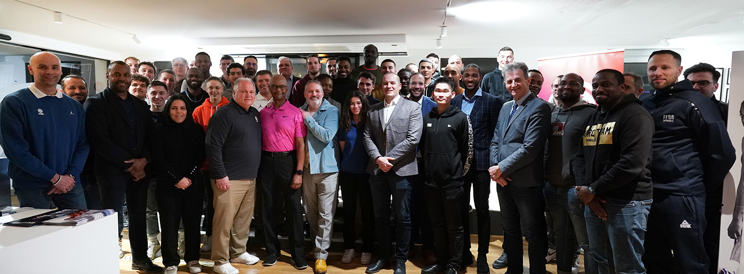 Photo de groupe des arbitres NBA et arbitres et officiels Francais